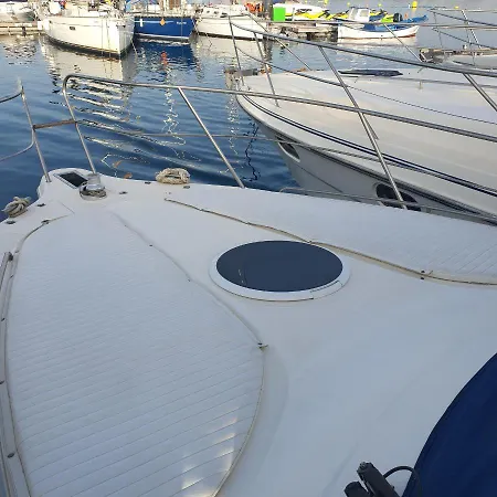 Botel En Contact Avec La Las Galletas